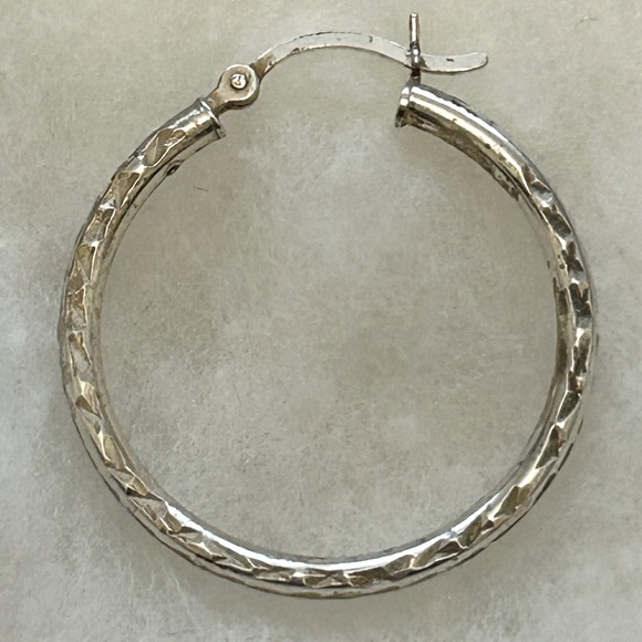 925 SILVER ENGRAVED SINGLE HOOP EARRING - Picture 2 of 11